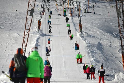 Skifahrer im Lift bei Grainau in Bayern