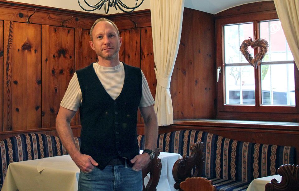 Der Hotelier Georg Kaltschmid in einer Stube seines Hotels