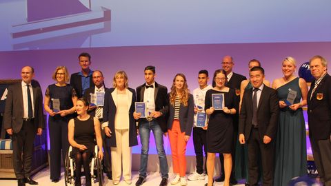 Die Preisträger und Laudatoren gemeinsam auf der Bühne