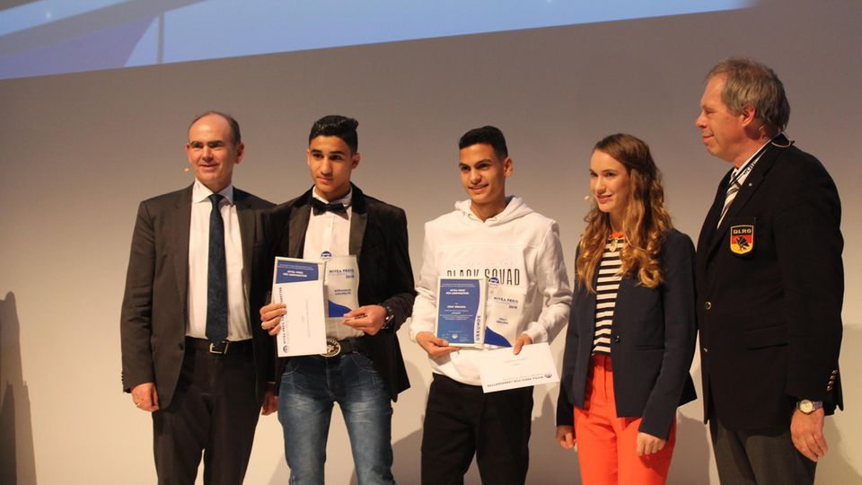 Die beiden Preisträger Mohammad Albahrawi (2. v.l.) und Oday Ebrahim (M.) mit ihrer Laudatorin laura Dekker (2. v.r.)
