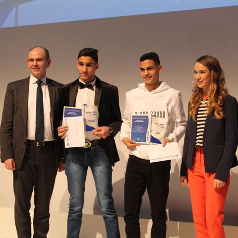 Die beiden Preisträger Mohammad Albahrawi (2. v.l.) und Oday Ebrahim (M.) mit ihrer Laudatorin laura Dekker (2. v.r.)