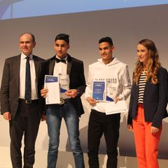 Die beiden Preisträger Mohammad Albahrawi (2. v.l.) und Oday Ebrahim (M.) mit ihrer Laudatorin laura Dekker (2. v.r.)