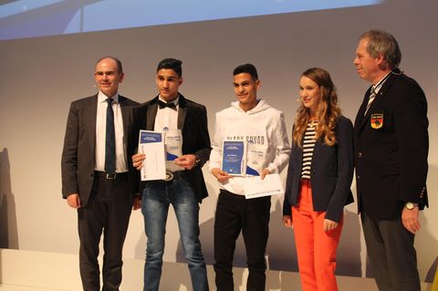 Die beiden Preisträger Mohammad Albahrawi (2. v.l.) und Oday Ebrahim (M.) mit ihrer Laudatorin laura Dekker (2. v.r.)