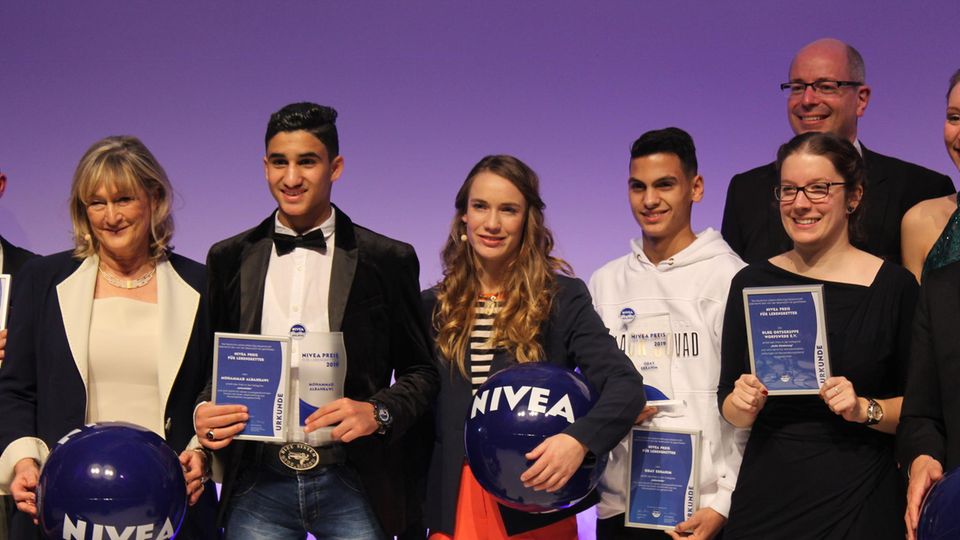 Stolz zeigen Mohammad (2. v.l.) und Oday (2. v.r.) mit Laudatoren und anderen Preisträgern ihren Preis Stolz zeigen Mohammad (2. v.l.) und Oday (2. v.r.) mit Laudatoren und anderen Preisträgern ihren Preis