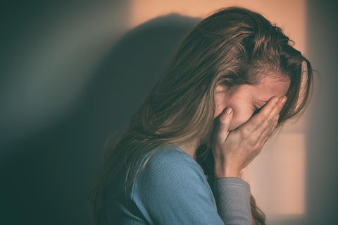 Frau schlägt die Hände vor das Gesicht