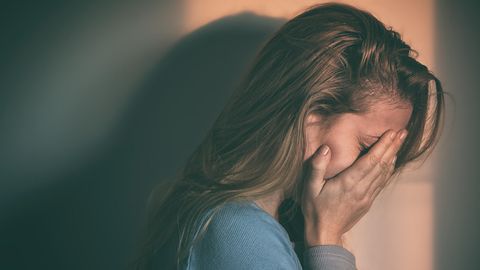 Frau schlägt die Hände vor das Gesicht