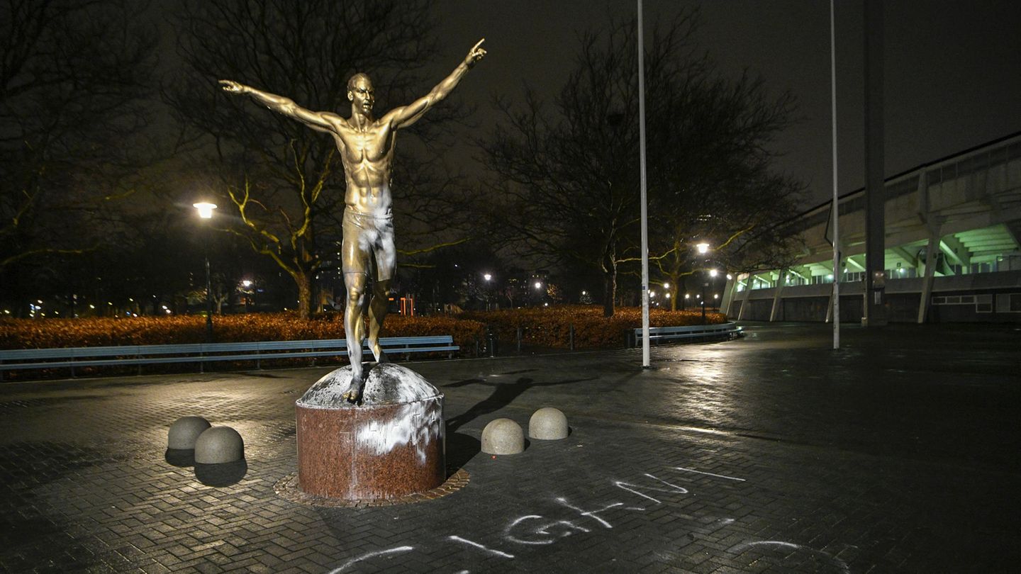 Die mit weißer Farbe beschmierte Statue des schwedischen Fußballers Zlatan Ibrahimovic in Malmö
