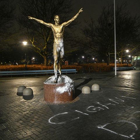 Die mit weißer Farbe beschmierte Statue des schwedischen Fußballers Zlatan Ibrahimovic in Malmö