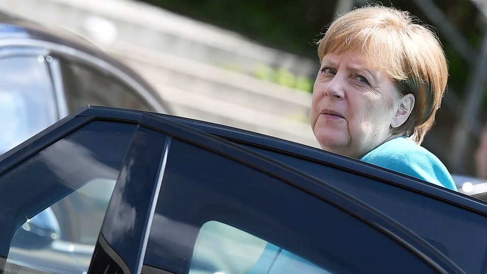Bundeskanzlerin Angela Merkel steigt aus ihrem Dienstwagen