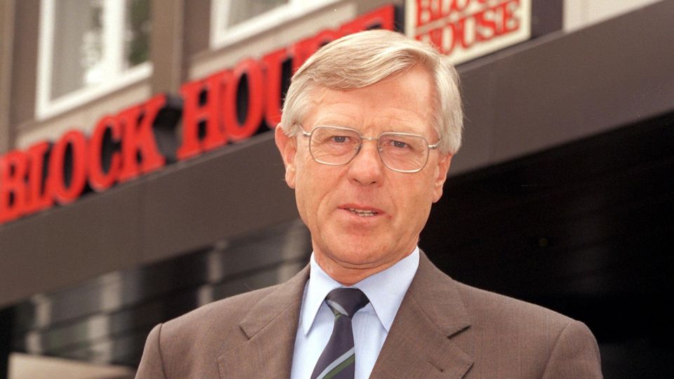 Nach Schweiger und Henssler: 1968 gründete der Unternehmer Eugen Block das erste "Block House" in Hamburg. Mittlerweile gehören ihm 16 Unternehmen mit über 2200 Beschäftigen. Das Foto entstand 1998 vor der Firmenzentrale in Hamburg. 1968 gründete der Unternehmer Eugen Block das erste "Block House" in Hamburg. Mittlerweile gehören ihm 16 Unternehmen mit über 2200 Beschäftigen. Das Foto entstand 1998 vor der Firmenzentrale in Hamburg.