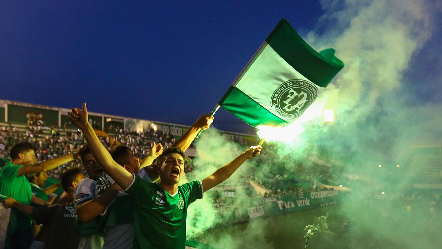 Fans von Chapecoense schwenken im Stadion eine Fahnen des Klubs