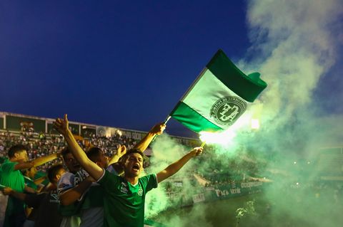Fans von Chapecoense schwenken im Stadion eine Fahnen des Klubs