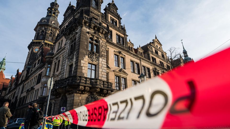 Das abgesperrte Residenzschloss in Dresden