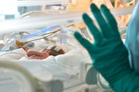 Ein zu früh geborenes Baby liegt in der Neonatologie in einem Inkubator. Im Prozess gegen eine frühere Krankenschwester, die mehreren Frühchen unerlaubt Medikamente verabreicht hat, ist ein Urteil gefallen.