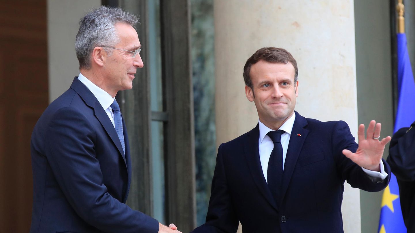 Emmanuel Macron (r.), Präsident von Frankreich, begrüßt Jens Stoltenberg, Nato-Generalsekretär