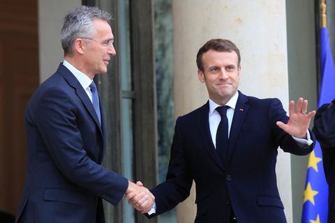 Emmanuel Macron (r.), Präsident von Frankreich, begrüßt Jens Stoltenberg, Nato-Generalsekretär