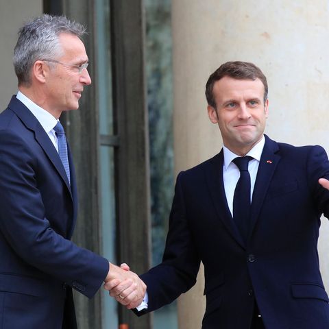 Emmanuel Macron (r.), Präsident von Frankreich, begrüßt Jens Stoltenberg, Nato-Generalsekretär