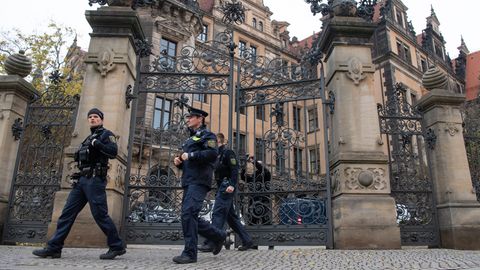 Polizisten verlassen am Morgen das Residenzschloss in Dresden