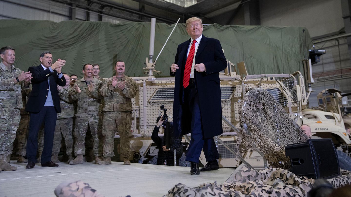 Donald Trump, Präsident der USA, besucht amerikanische Truppen auf der Bagram Air Base nördlich von Kabul