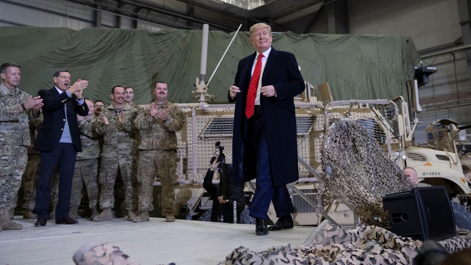 Donald Trump: Überraschungsbesuch in Afghanistan – "Deal" mit Taliban? Donald Trump, Präsident der USA, besucht amerikanische Truppen auf der Bagram Air Base nördlich von Kabul