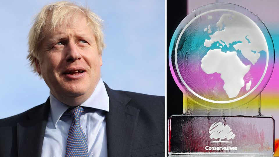 Eine Eisskulptur mit einer runden Karte von Europa und Afrika steht auf einem Sockel mit dem Schriftzug "Conservatives"