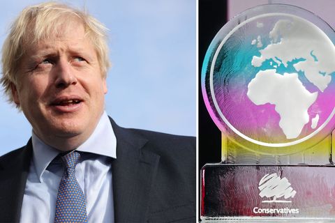 Eine Eisskulptur mit einer runden Karte von Europa und Afrika steht auf einem Sockel mit dem Schriftzug "Conservatives"