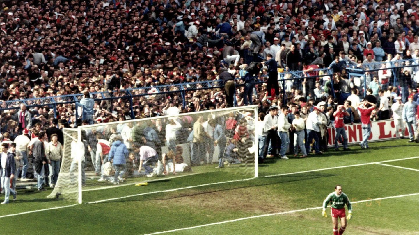 Blick auf die völlig überfüllte Tribüne im Hillsborough-Stadion von Sheffield