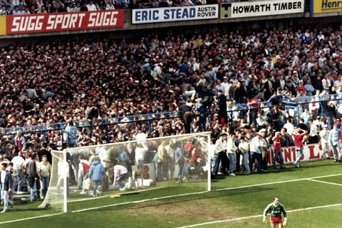 Blick auf die völlig überfüllte Tribüne im Hillsborough-Stadion von Sheffield