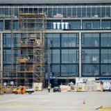 Juni 2010: Unter anderem wegen der Pleite einer Planungsfirma wird die Eröffnung auf den 3. Juni 2012 verschoben.