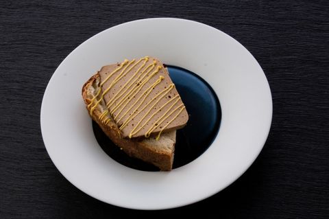 Sternekoch Sebastian Frank guckt kulinarisch in die Zukunft und bereitet einen veganen Leberkäs' aus Kräuterseitlingen zu