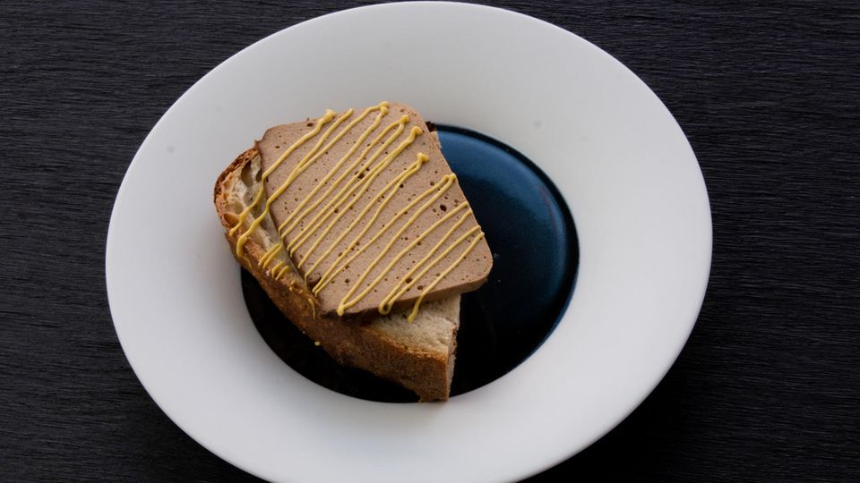 Sternekoch Sebastian Frank guckt kulinarisch in die Zukunft und bereitet einen veganen Leberkäs' aus Kräuterseitlingen zu