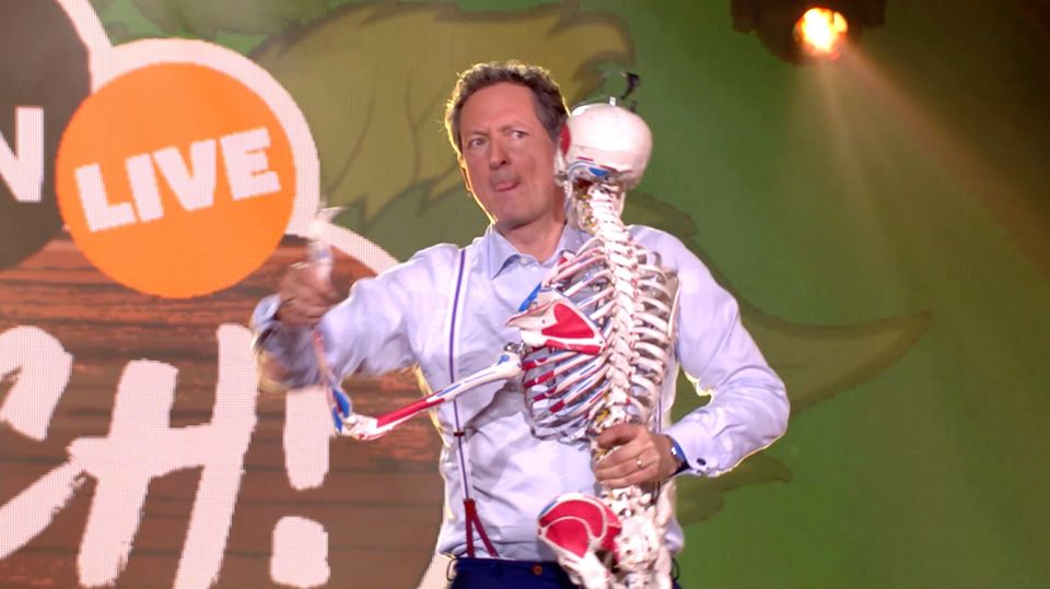Eckart von Hirschhausen tanzt mit einem Skelett