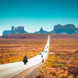 Autos und Biker auf der Route 66
