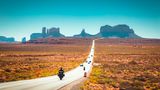 Autos und Biker auf der Route 66