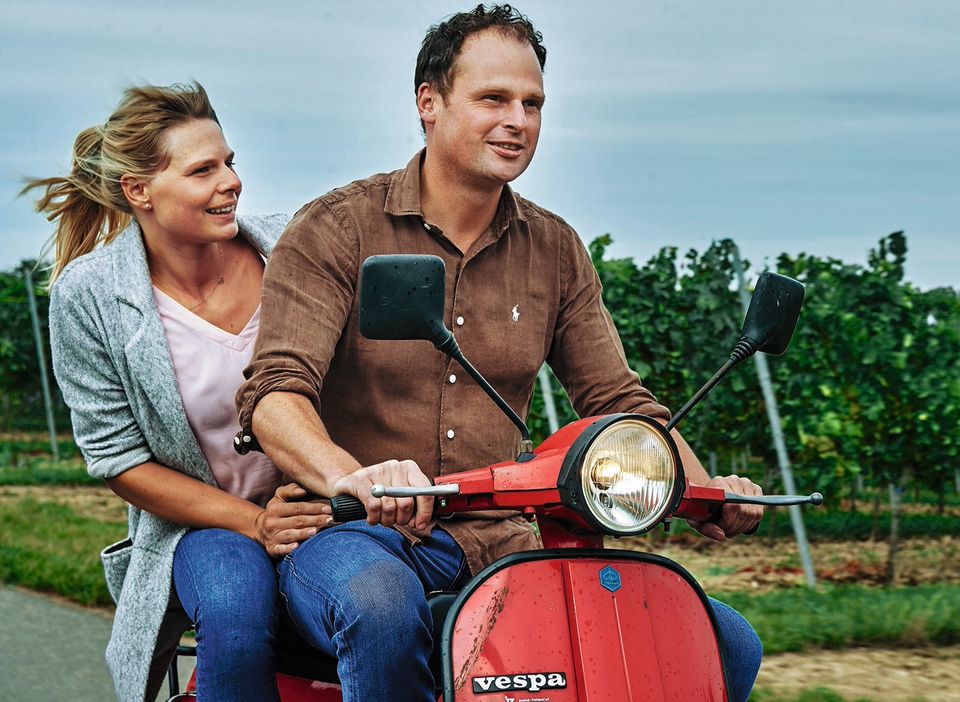 Deutschlands schönste Weingebiete: Georg Fogt und seine Frau auf der Vespa im Weinberg Georg Fogt und seine Frau auf der Vespa im Weinberg