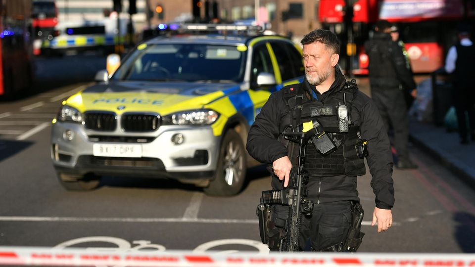 Polizei am Tatort eines Vorfalls auf der London Bridge im Zentrum Londons