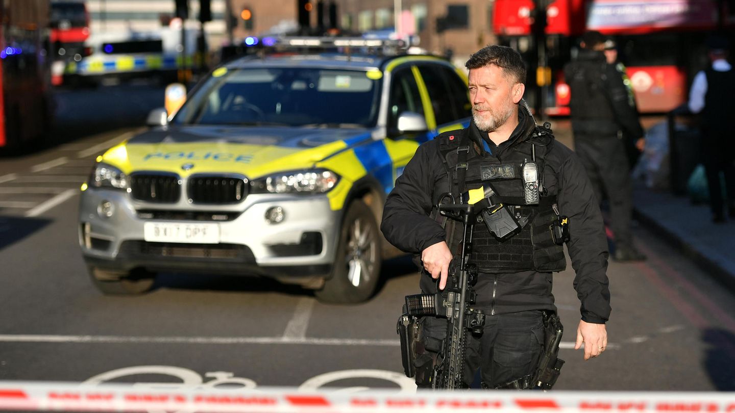 Polizei am Tatort eines Vorfalls auf der London Bridge im Zentrum Londons