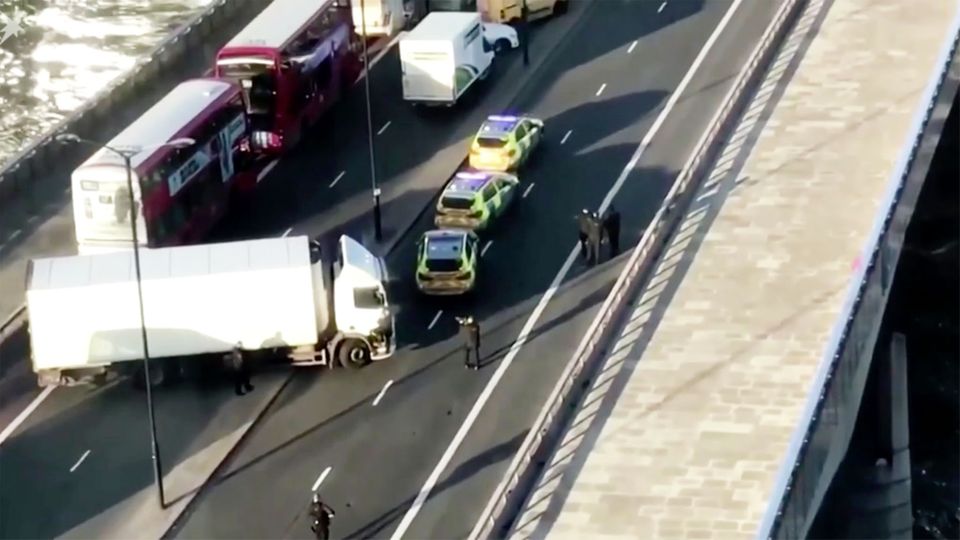 News im Video: Polizei schießt auf Mann auf der London Bridge News im Video: Polizei schießt auf Mann auf der London Bridge