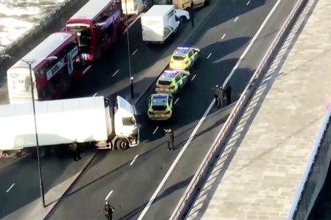 News im Video: Polizei schießt auf Mann auf der London Bridge