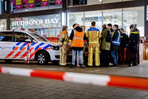 Polizisten in der Grote Marktstraat in Den Haag