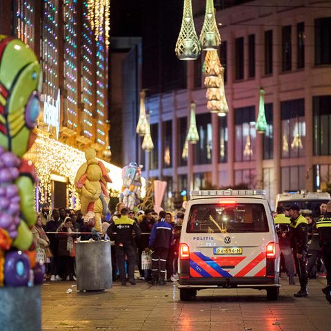 Niederlande, Den Haag: Polizisten stehen in einer Einkaufsstraße.
