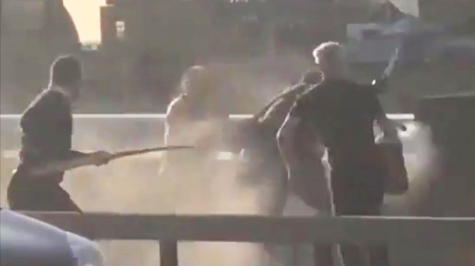 Attentat von London: Dieses Video zeigt, wie mehrere mutige Passanten den Attentäter auf der London Bridge stoppen. Attentat von London: Dieses Video zeigt, wie mehrere mutige Passanten den Attentäter auf der London Bridge stoppen.