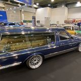 Der Der Mercedes-Leichenwagen trägt den Namen "Strichleiche"