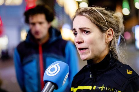 Polizeisprecherin Marije Kuiper spricht zu Journalisten in der Grote Marktstraat
