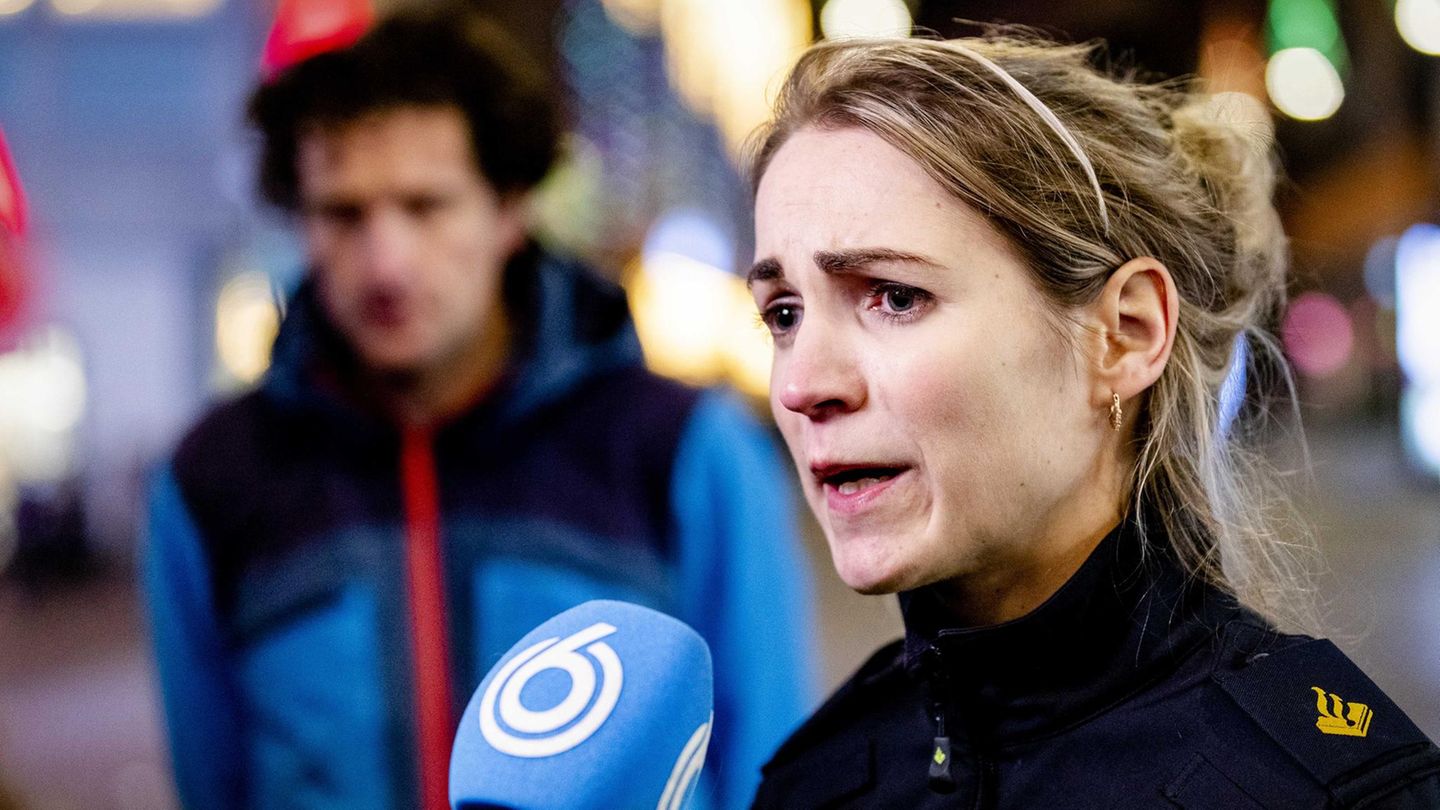 Polizeisprecherin Marije Kuiper spricht zu Journalisten in der Grote Marktstraat
