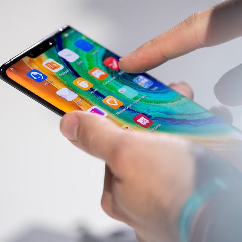 Eine Frau hält ein Smartphone in den Händen