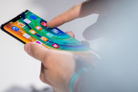 Eine Frau hält ein Smartphone in den Händen