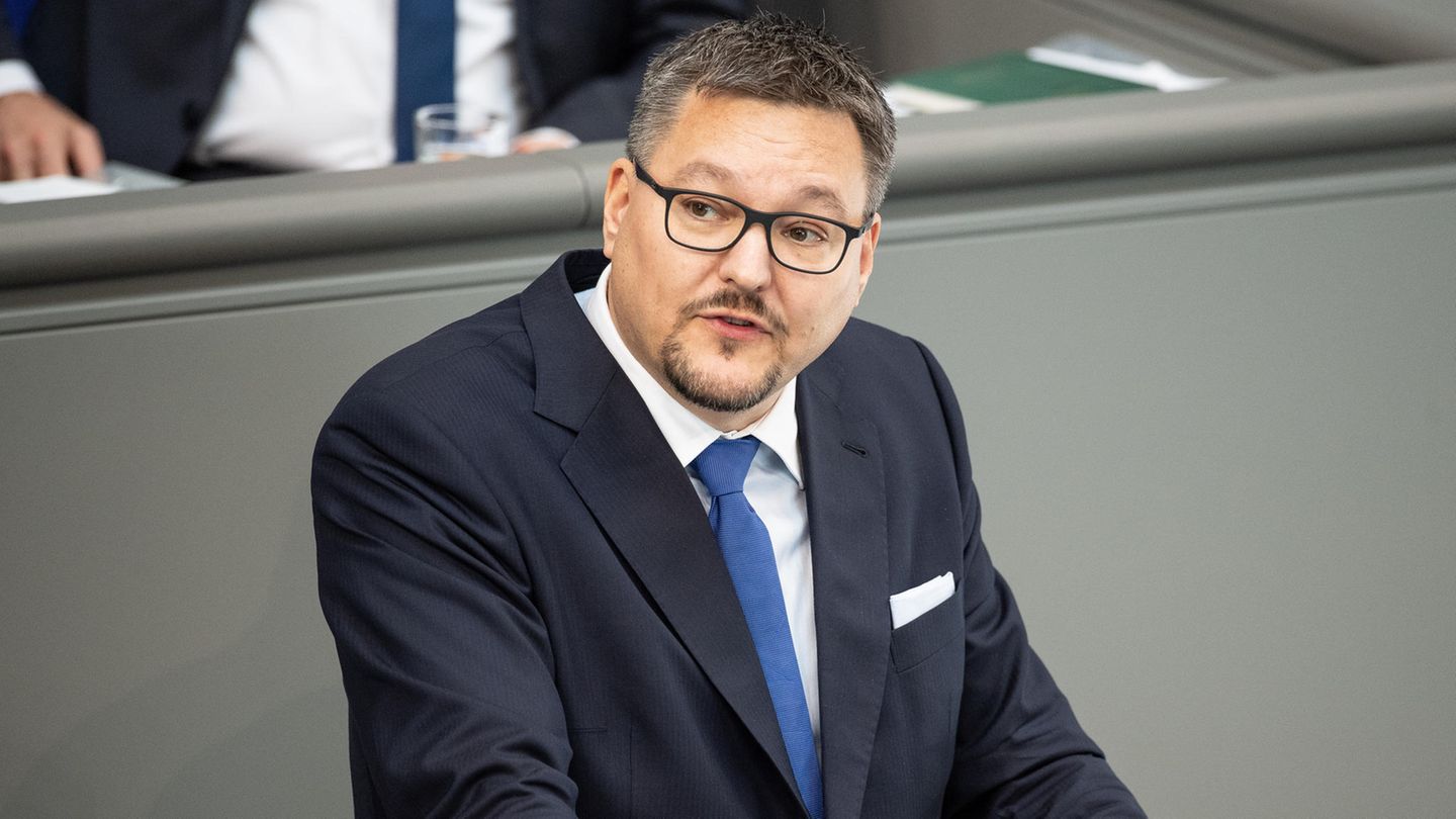 Stefan Keuter (AfD), Bundestagsabgeordneter, spricht während einer Plenarsitzung des Deutschen Bundestages