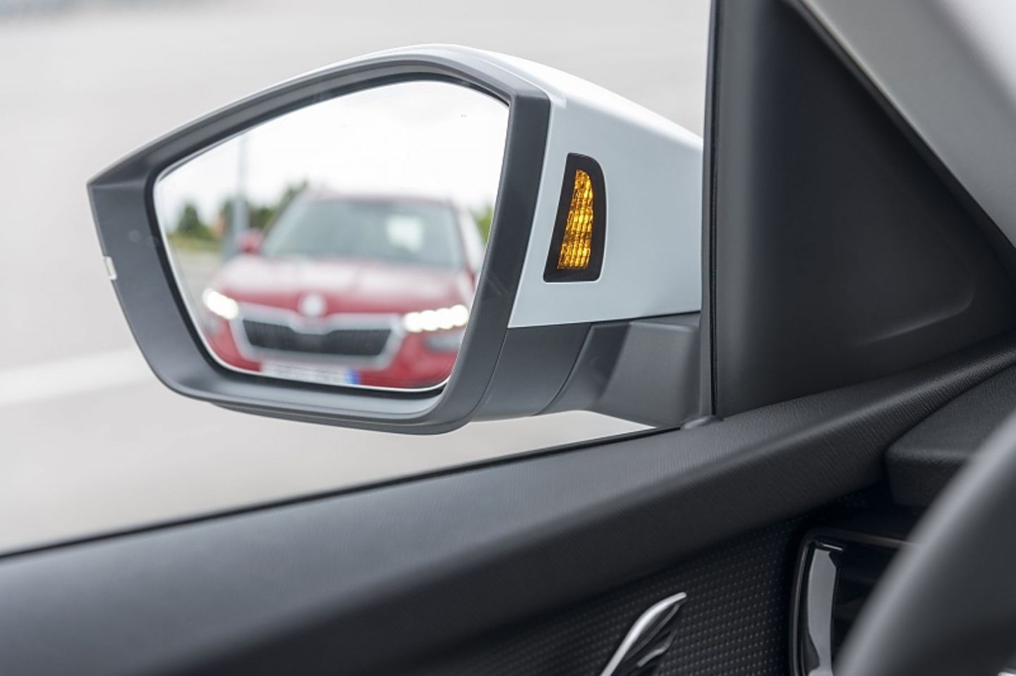 Der VW-Konzerntechnik sei Dank: Beim Kamiq gibt es auch einen Toter-Winkel-Assistenten