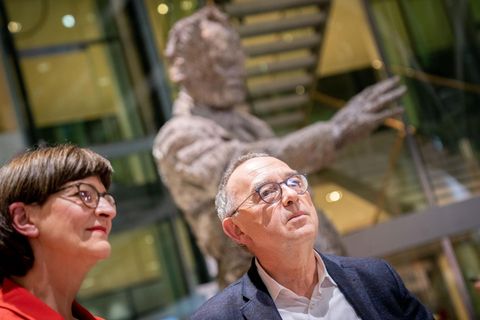Saskia Esken und Norbert Walter-Borjans vor Skulptur von Wlly Brandt
